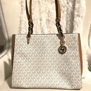 Michael Kors Logo and Saffiano leather - NEW